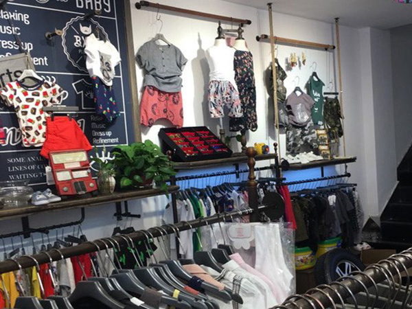 童迩丹青少年装店铺展示
