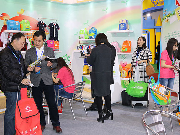 兴童园服时尚童装店铺展示