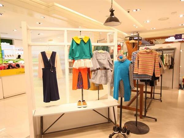 唯心至爱时尚童装店铺展示