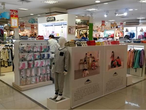 快乐城堡时尚童装店铺展示