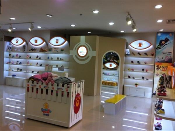 四季熊童鞋时尚童装店铺展示