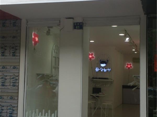 中阁娃娃青少年装店铺展示