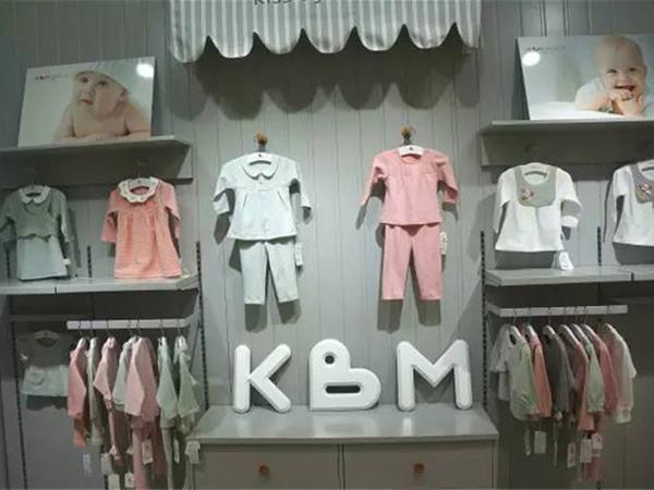 卡比一木婴童装店铺展示