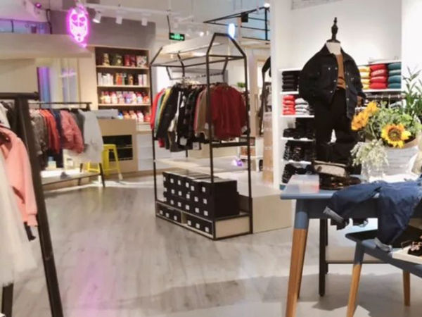 咔哇咿时尚童装店铺展示