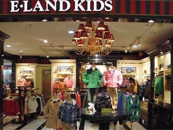 依恋青少年装店铺展示