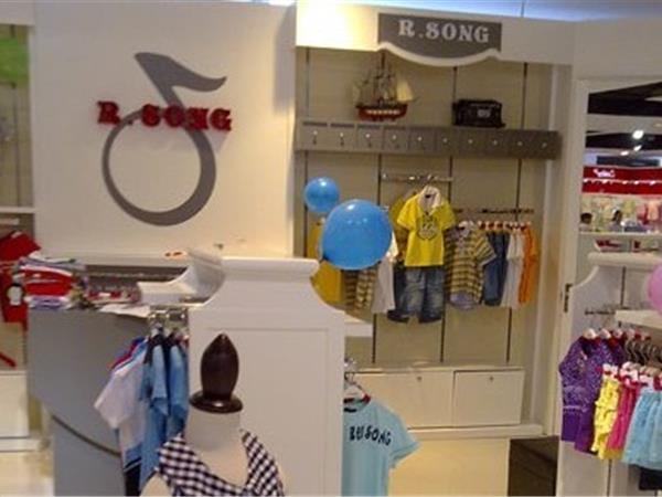 莱迪尚青少年装店铺展示