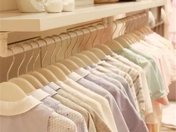 丽婴房婴童装店铺展示