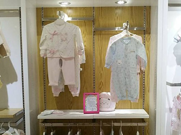 金色童年时尚童装店铺展示