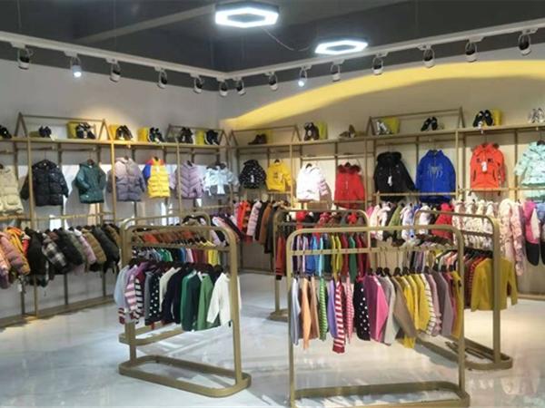 小明星时尚童装店铺展示