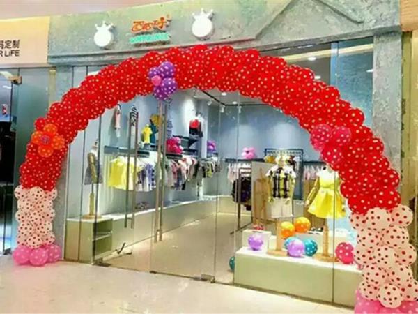 西瓜王子时尚童装店铺展示