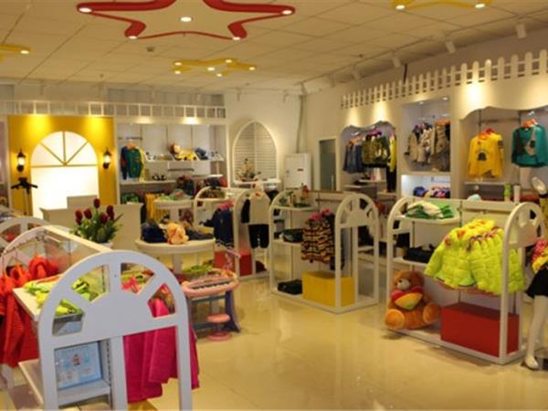 Q娃娃时尚童装店铺展示