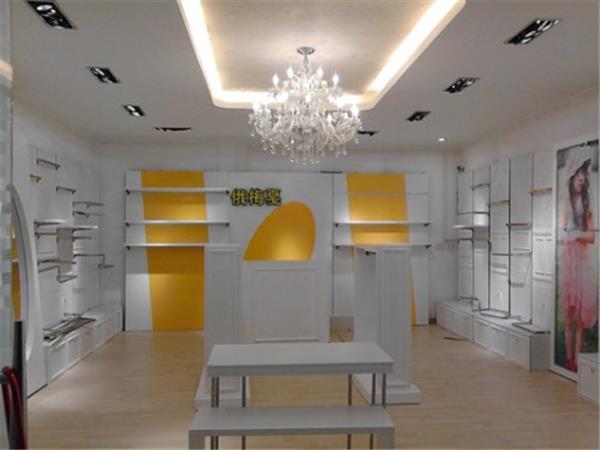 俄梅戛青少年装店铺展示