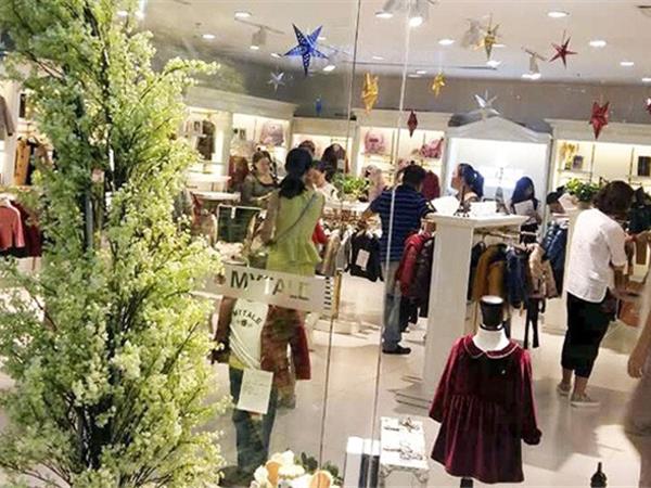 童话故事时尚童装店铺展示