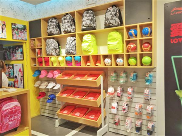 李宁青少年装店铺展示