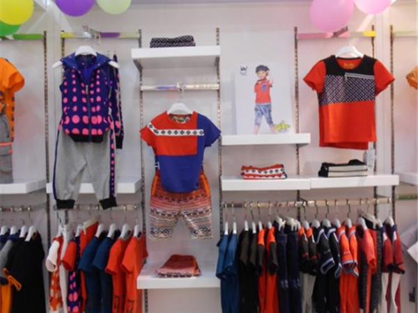 中阁娃娃青少年装店铺展示