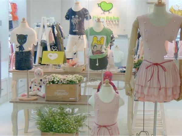 大依诺贝贝时尚童装店铺展示