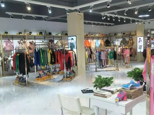 小明星时尚童装店铺展示