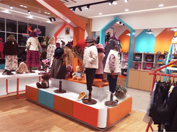 彩虹街时尚童装店铺展示
