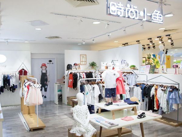 时尚小鱼时尚童装店铺展示
