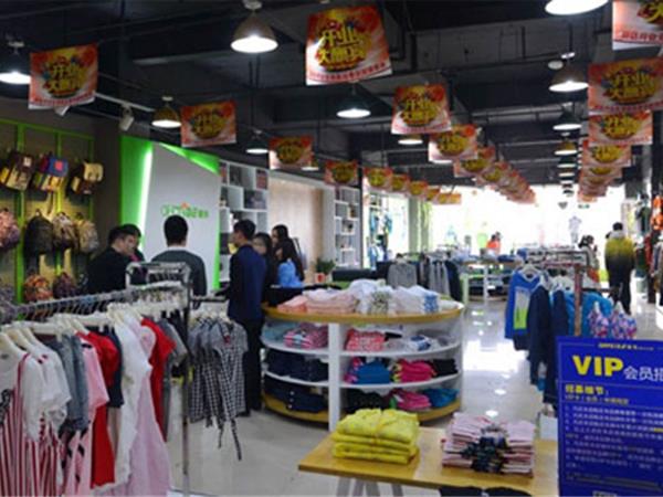 越位时尚童装店铺展示