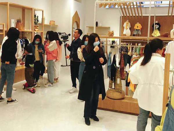 朴与素时尚童装店铺展示