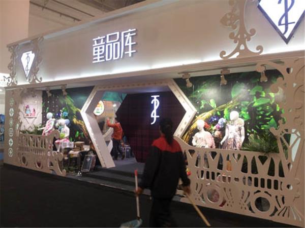 J2时尚童装店铺展示