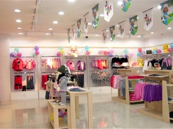 偶飞婴童装店铺展示