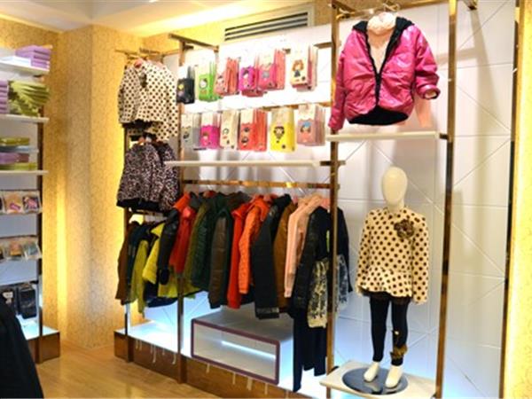 耶丽雅时尚童装店铺展示