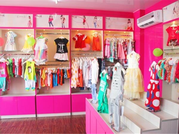 小伙伴时尚童装店铺展示