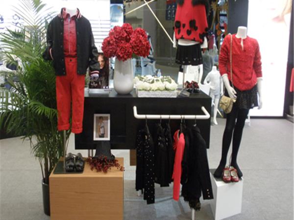 唯路易青少年装店铺展示