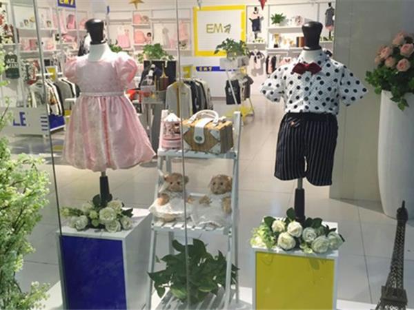 EM7时尚童装店铺展示