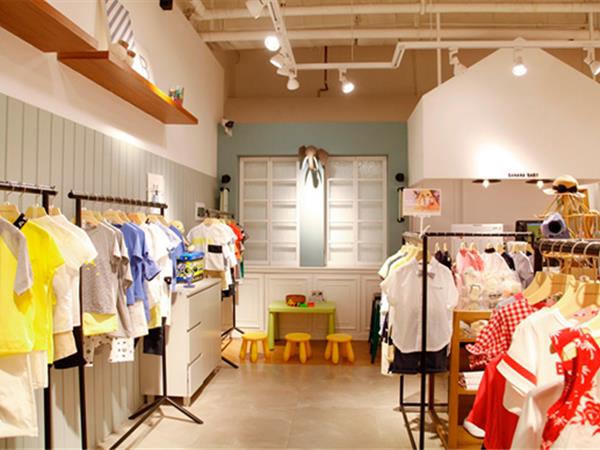 香蕉宝贝时尚童装店铺展示