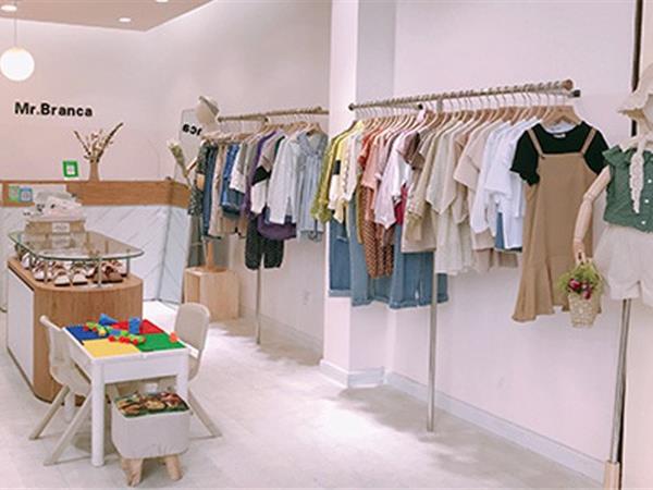 Branca时尚童装店铺展示