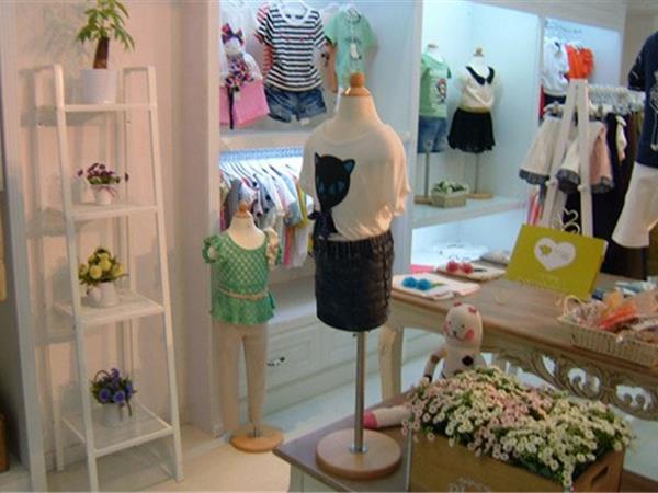 大依诺贝贝时尚童装店铺展示