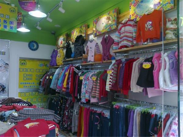 爱宝屋时尚童装店铺展示
