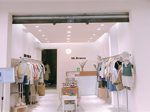 Branca时尚童装店铺展示