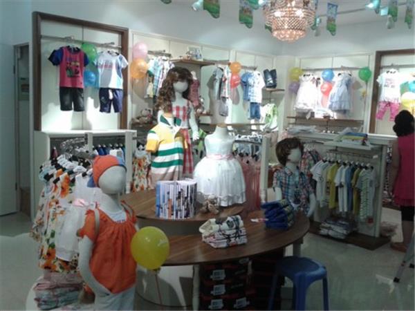 安迪鹿儿婴童装店铺展示