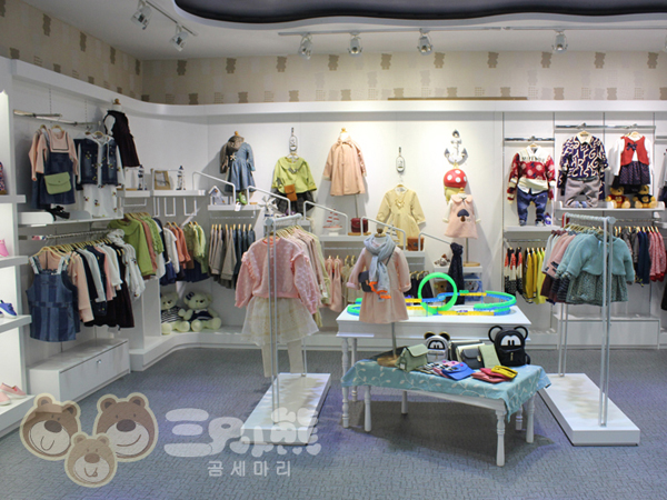 三只小熊欧美童装店铺展示