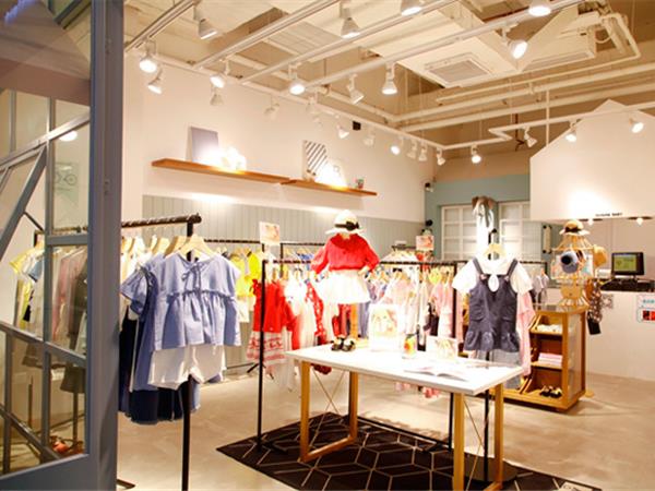 香蕉宝贝时尚童装店铺展示
