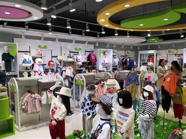 班尼豆时尚童装店铺展示