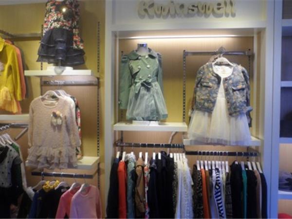 EM7时尚童装店铺展示