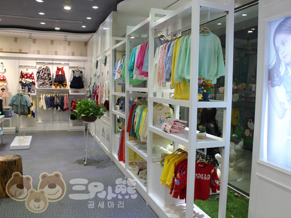 三只小熊欧美童装店铺展示