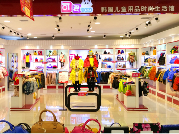 可爱100时尚童装店铺展示