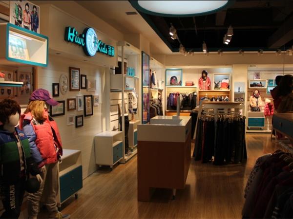 海崴时尚童装店铺展示