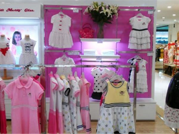 樱桃小丸子时尚童装店铺展示