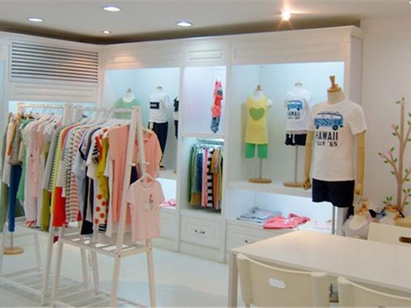 大依诺贝贝时尚童装店铺展示