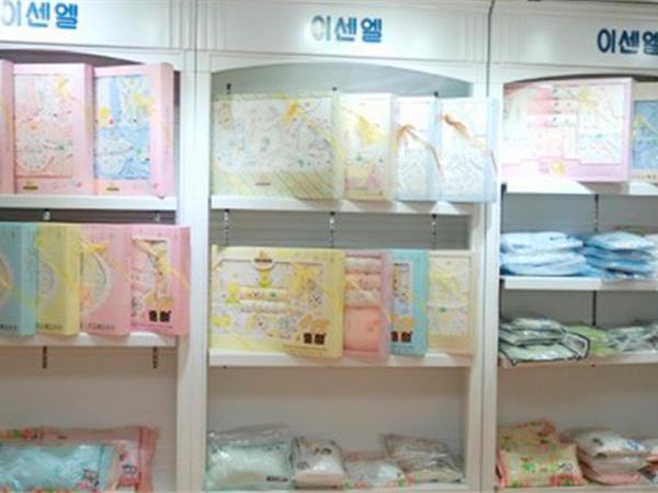 伊善儿婴童装店铺展示