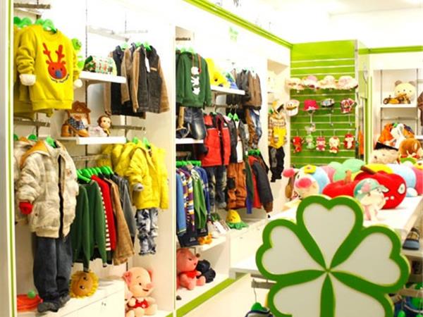 花鱼童话时尚童装店铺展示
