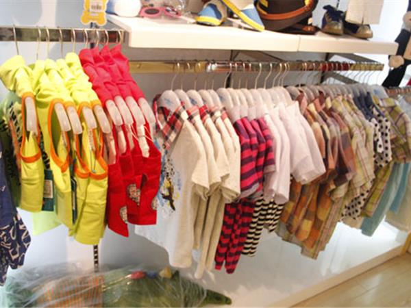 小喇叭时尚童装店铺展示