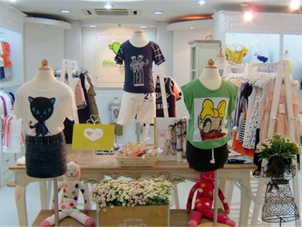 大依诺贝贝时尚童装店铺展示